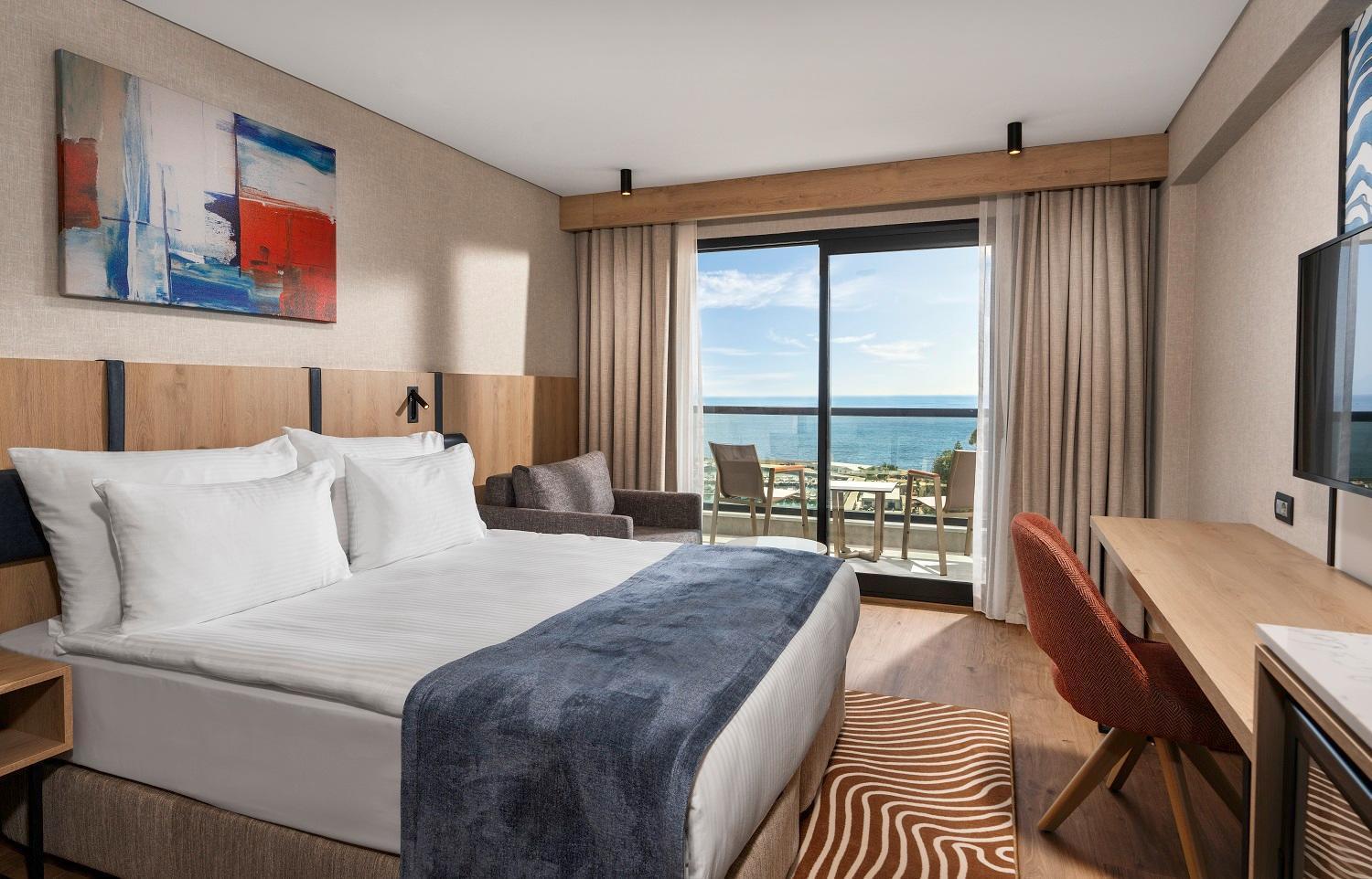 Superior Room Queen Size Bed Sea View