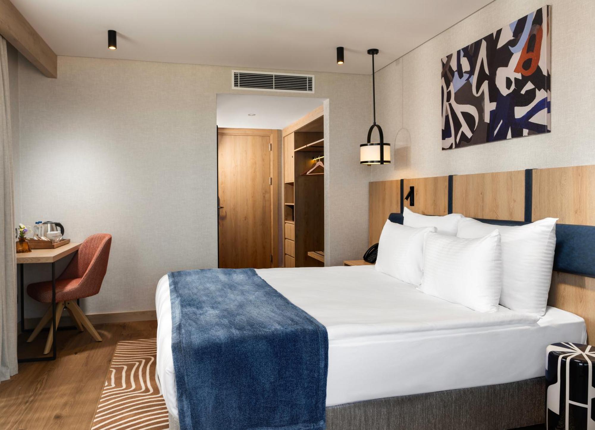 Trendy Room Queen Size Bed