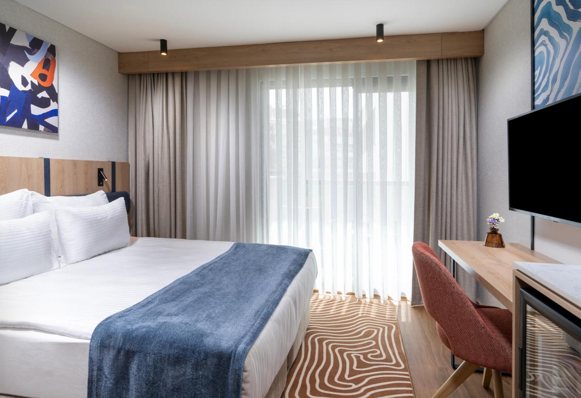 Trendy Room Queen Size Bed