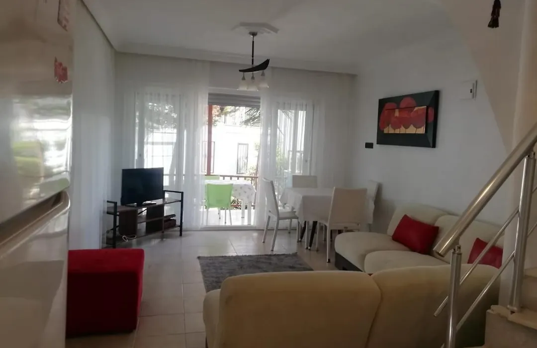Denize Kenarinda Konforlu Villa-1