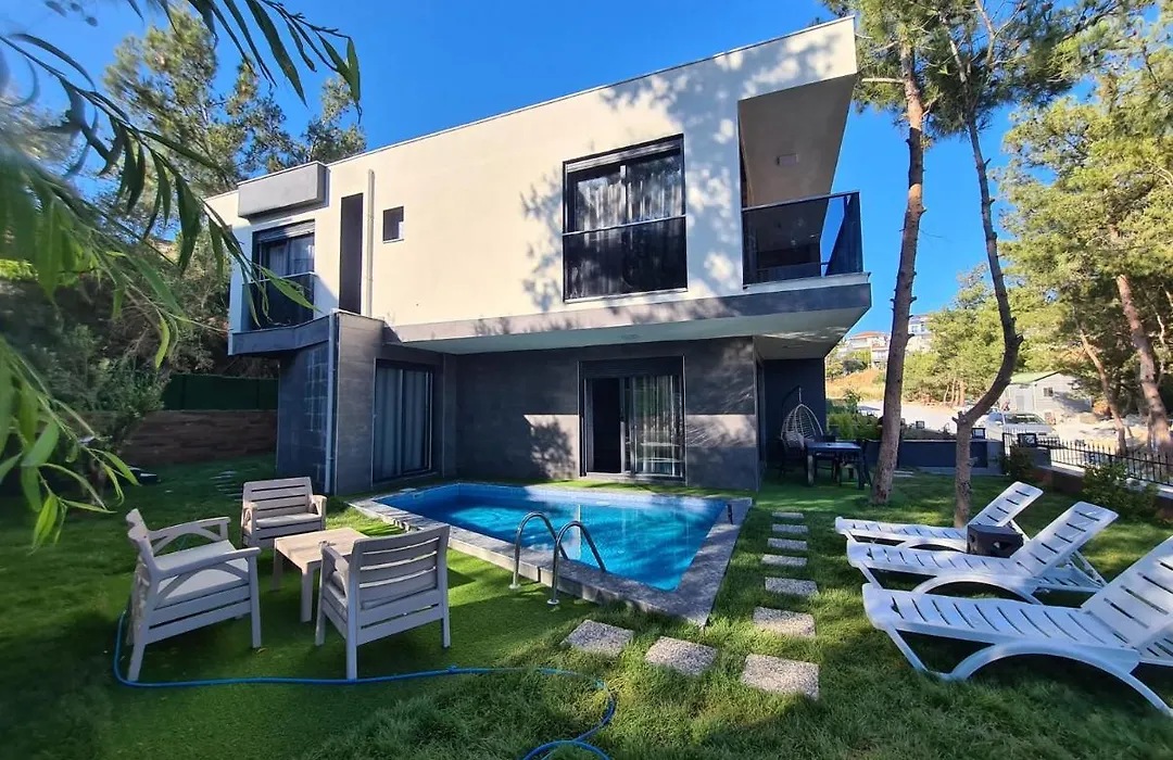 Oezel Havuz Ve Deniz Manzarali Yeni Villa-1
