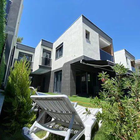 Oezel Havuzlu Lueks Villa-2