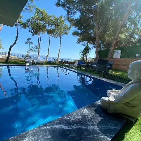 Oezel Havuz Ve Deniz Manzarali Yeni Villa-3