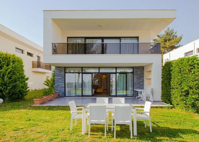 Oezel Bahceli Villa Kusadası avec Piscine